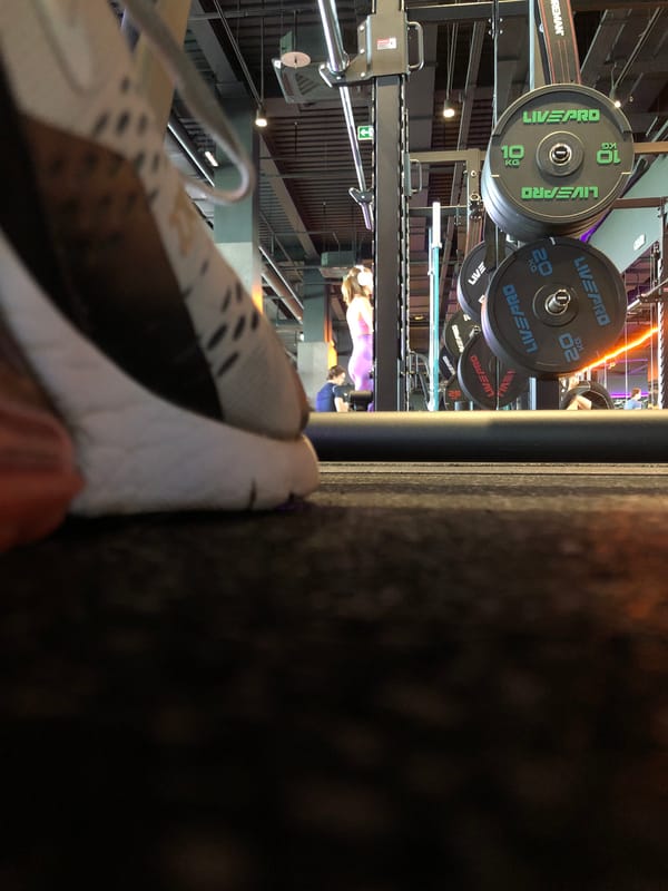 Morning leg workout documented at Krasnoyarsk gym