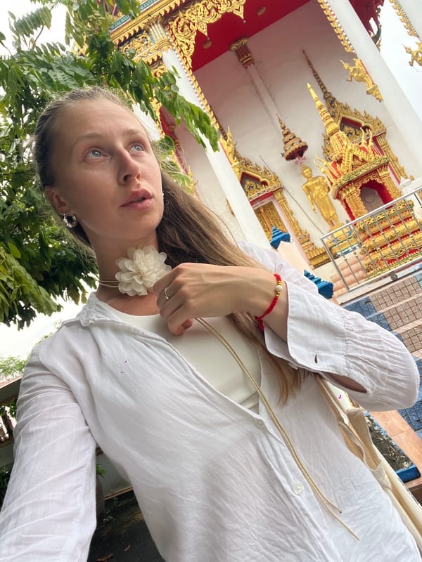 Cats and golden shrines at a Si Sunthon temple
