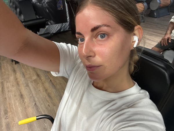Woman takes gym selfie in Paris during workout session
