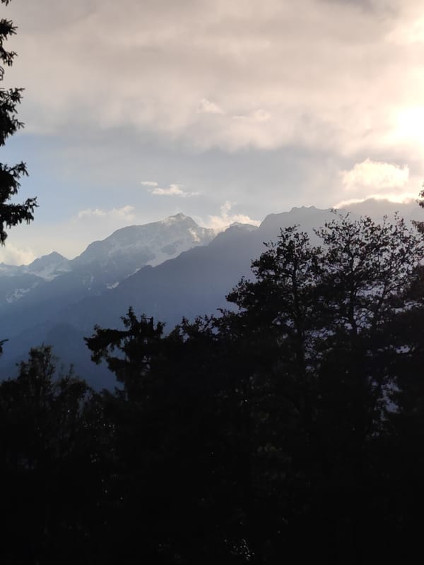 Hiker documents scenic Himalayan landscapes in Vashisht, India