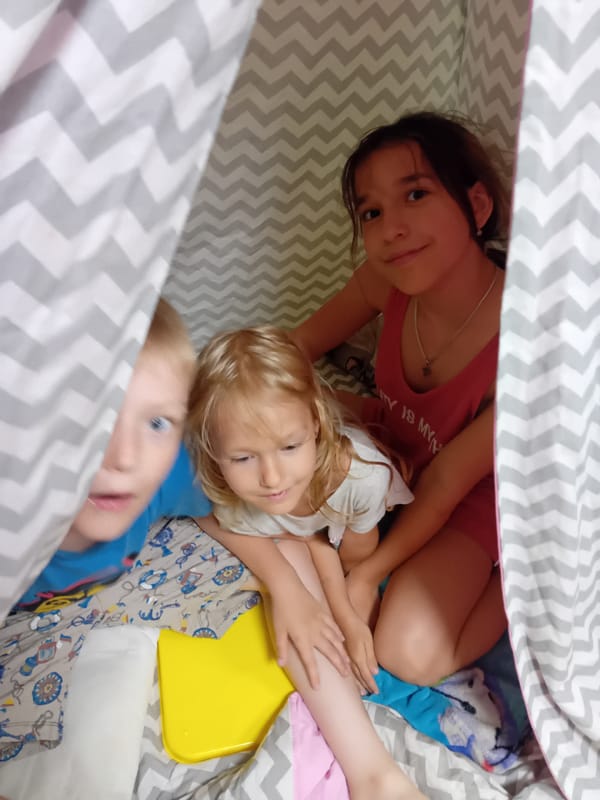 Kids in a tent and rose bouquets in Chuhuiv