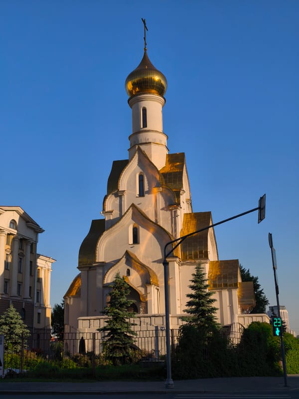 Moscow resident documents afternoon scenes across city locations