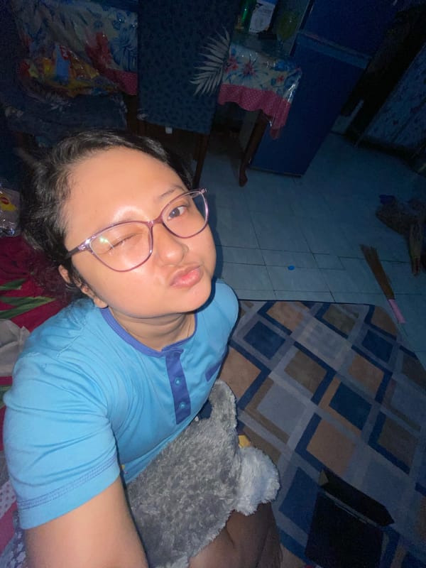 Chill indoor morning in Gelam: selfies, stuffed toys, and cartoon time