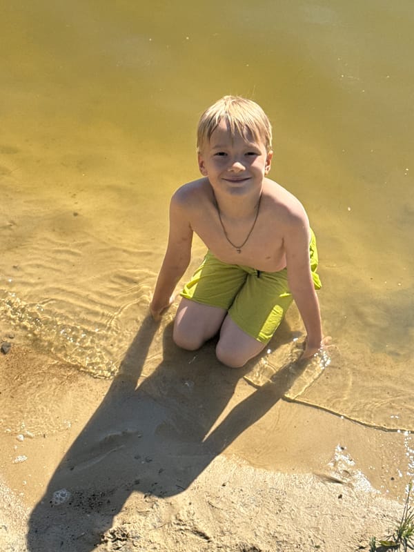 Sunny afternoon beach activities draw families to Dmitrov waterfront