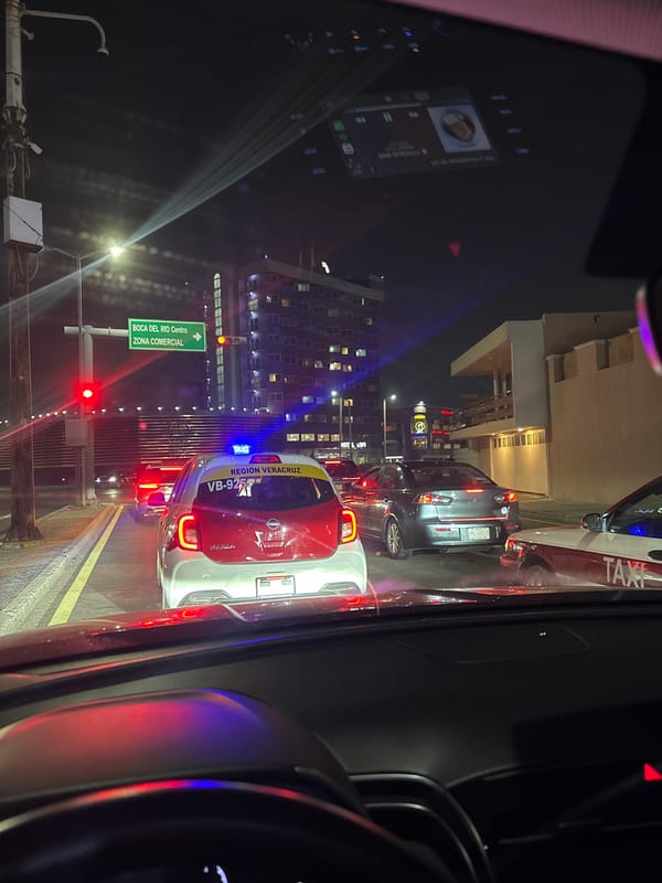 Police vehicle with emergency lights spotted in Veracruz traffic