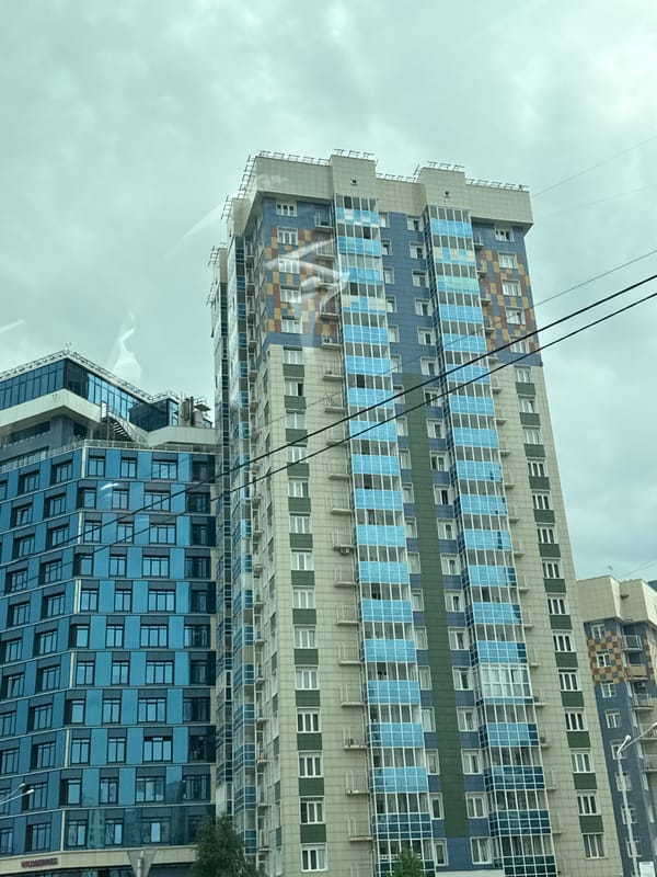 Ordinary street-level moments in Krasnoyarsk on a grey morning
