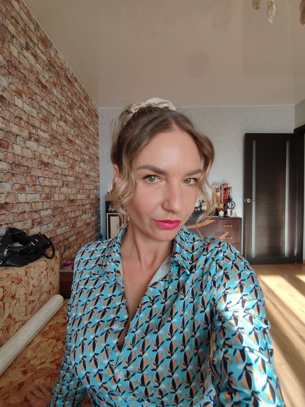 Woman documents extensive mirror selfie session in Petropavlovsk apartment