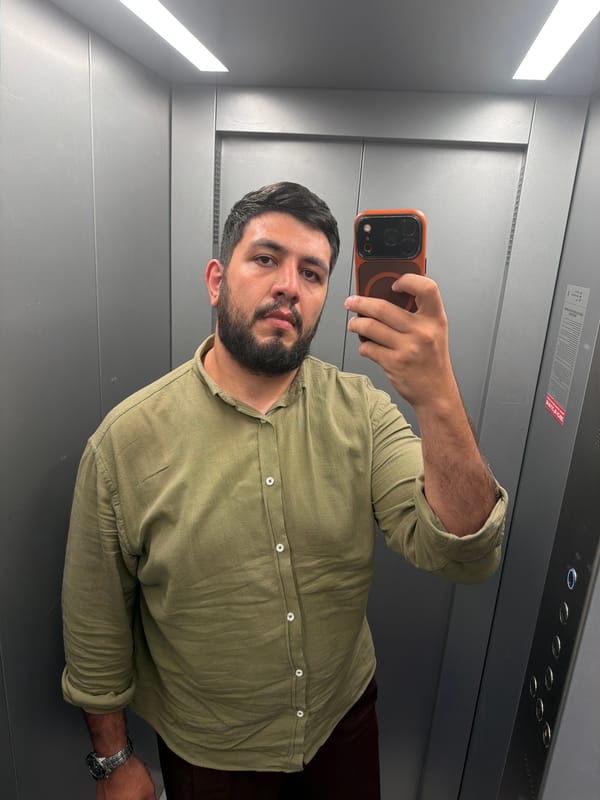 Man takes elevator selfie in Krasnoyarsk
