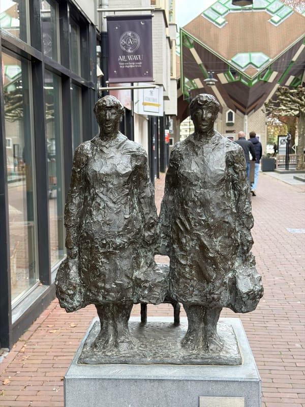 Bronze sculpture and cube houses documented in Helmond