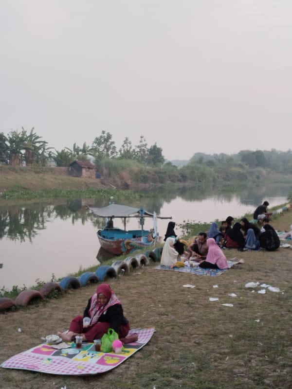 Riverside picnic and bridge views in Kecamatan Pati