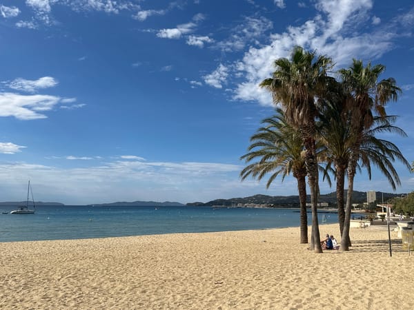 Morning beach conditions documented at Le Lavandou, France