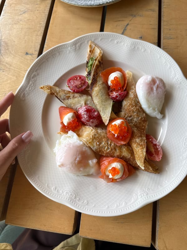 Brunch at a relaxed outdoor café with crepes and syrniki