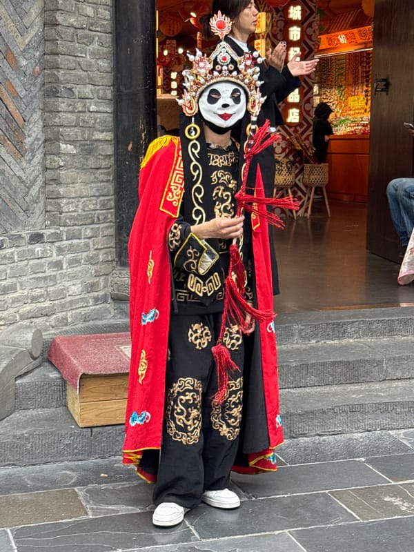 Morning street life captured in Chengdu's Qingyang District