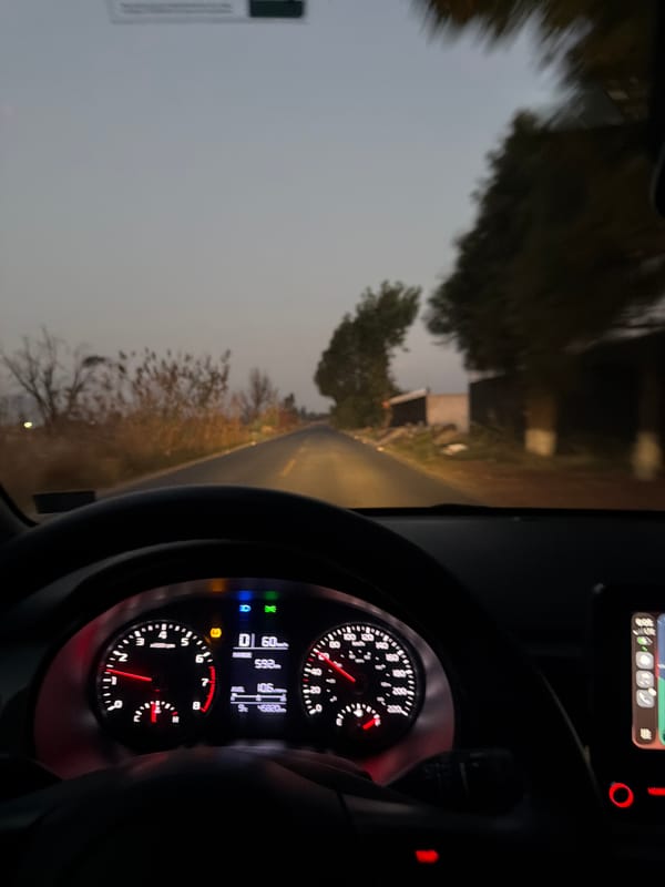 Vehicle travels 60 km/h on paved road in San Pedro Cholula