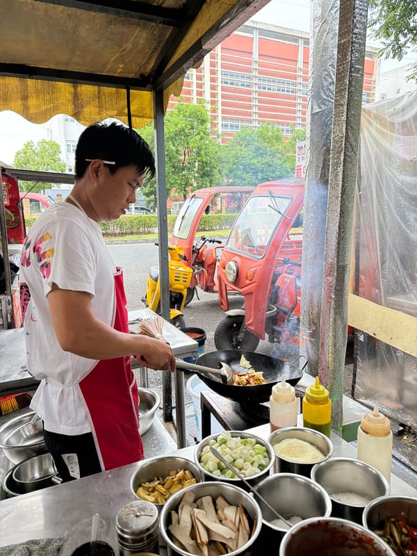 Morning food vendors active across Shapingba District stalls