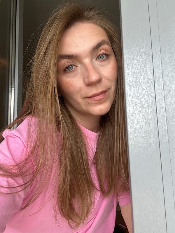 Woman in pink photographed twice in Minsk morning session