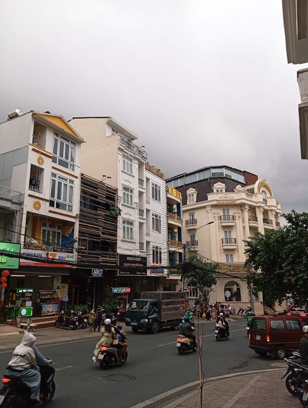 Morning street scenes documented across Da Lat, Vietnam