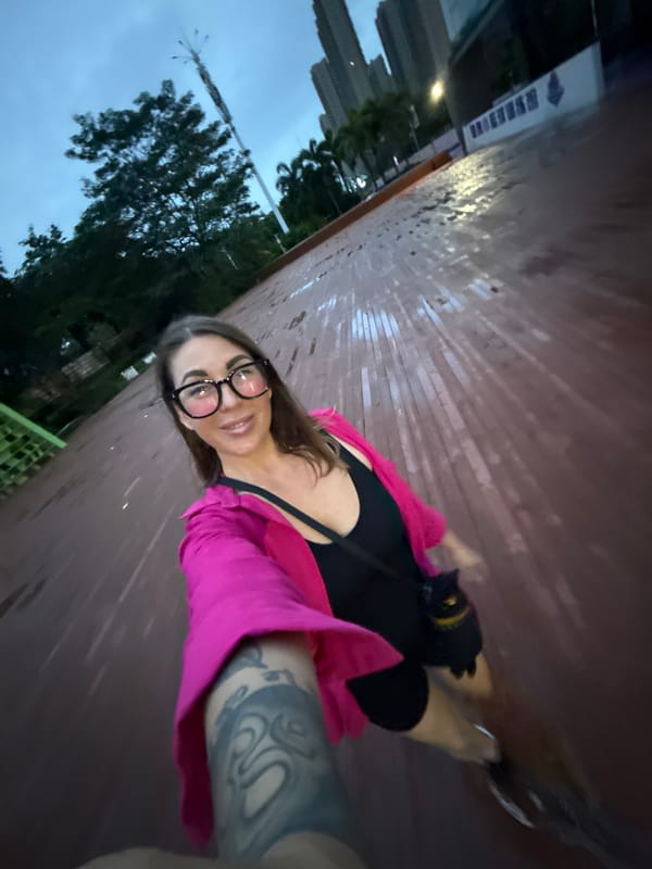 Dusk selfie in Huizhou with a bold pink-and-black look