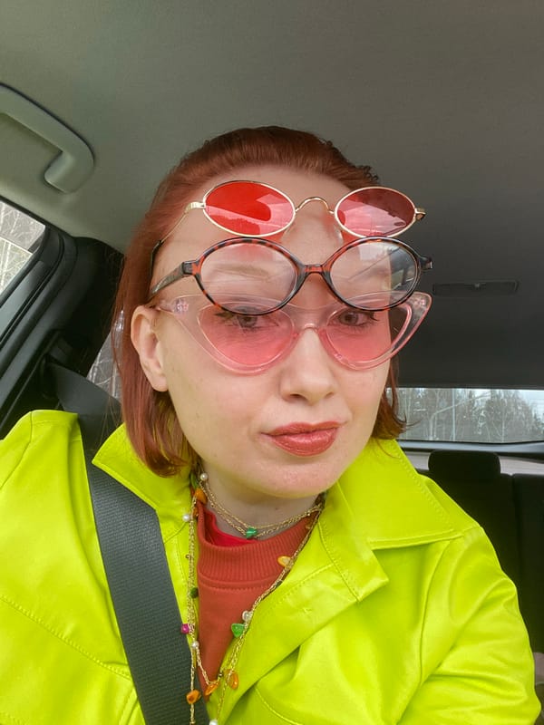 Woman spotted wearing multiple glasses in Yekaterinburg vehicle