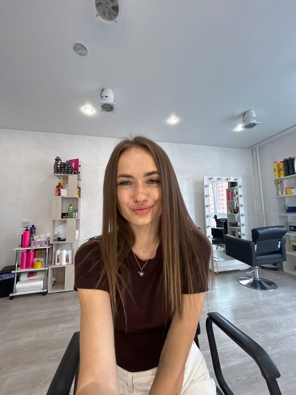 Woman documents salon visit through series of selfies