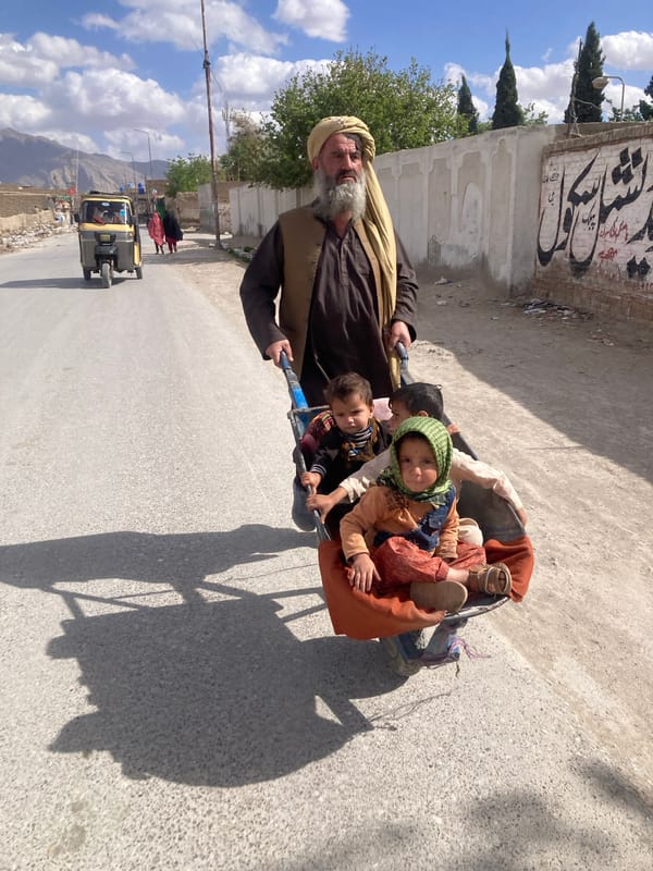 Man transports children in wheelbarrow on Quetta road