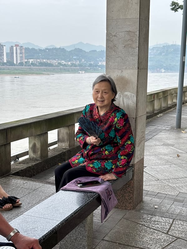 Park life along Jiangjin waterfront captures quiet family moments