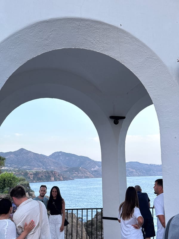 Violin performance draws a crowd at Nerja's Balcón de Europa