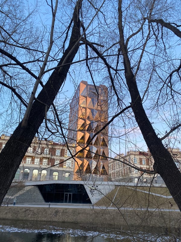 Spring afternoon walk documented across central Yekaterinburg