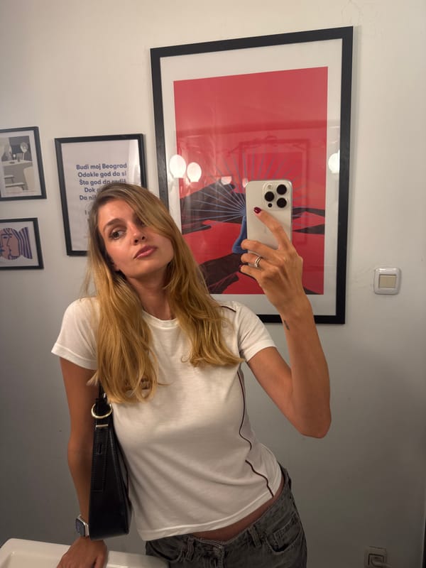Quick selfie session in a Belgrade room, casual fit
