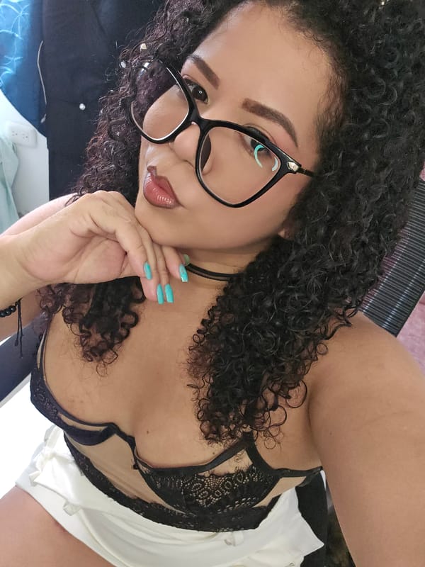 Woman photographed indoors in Cúcuta, Colombia