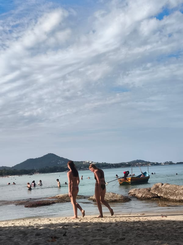 A relaxed Ko Samui beach morning, sun, sand, and sea.