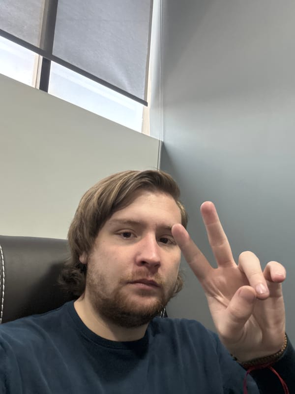 Man takes peace sign selfie in Cuautitlán Izcalli
