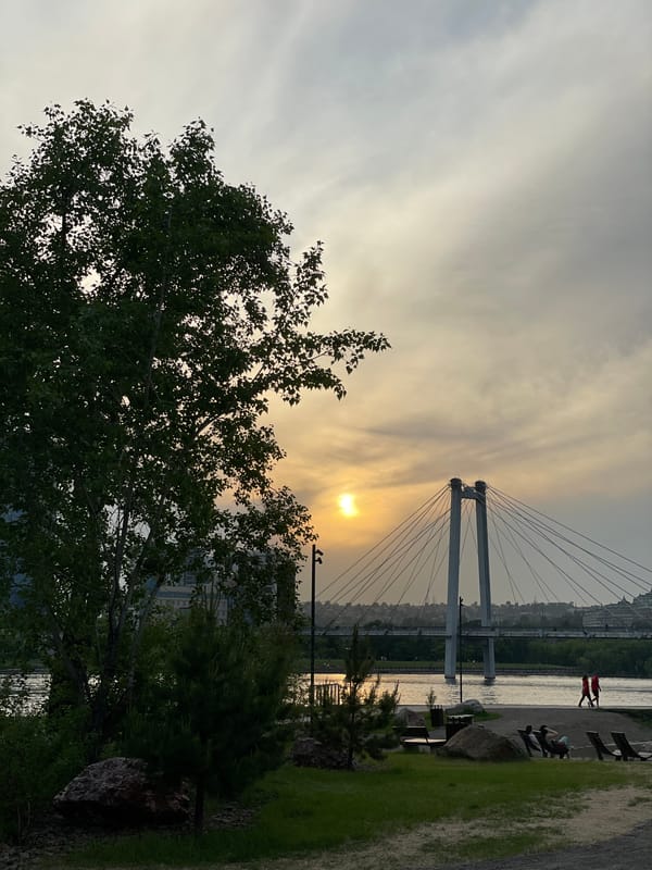 Afternoon stroll documented through Krasnoyarsk waterfront park amenities