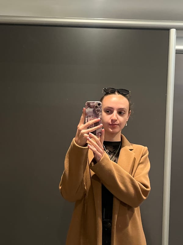 Woman takes mirror selfie in Saarbrücken