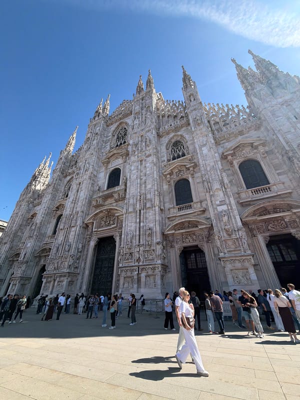 Morning tourist crowds gather at Milan Cathedral under clear skies