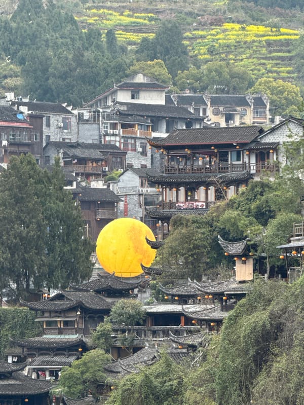 Tourist captures morning scenes in China's Furong Ancient Town