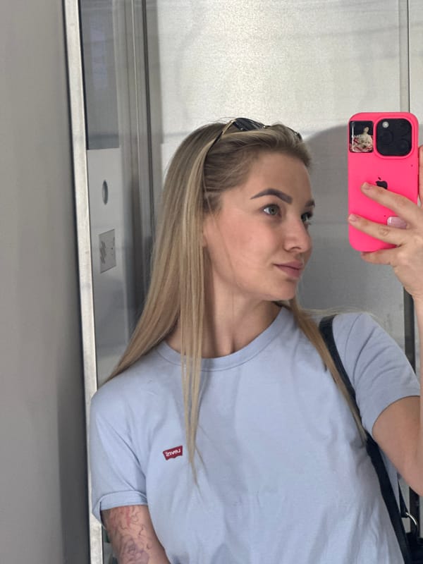 Woman documents beauty salon visit in Budva with selfies