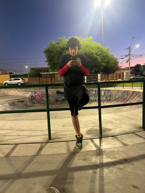 Man with headphones spotted at Arica skatepark