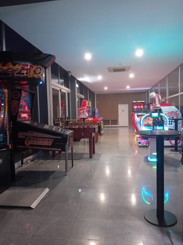 Evening bowling session documented at Figueira da Foz alley