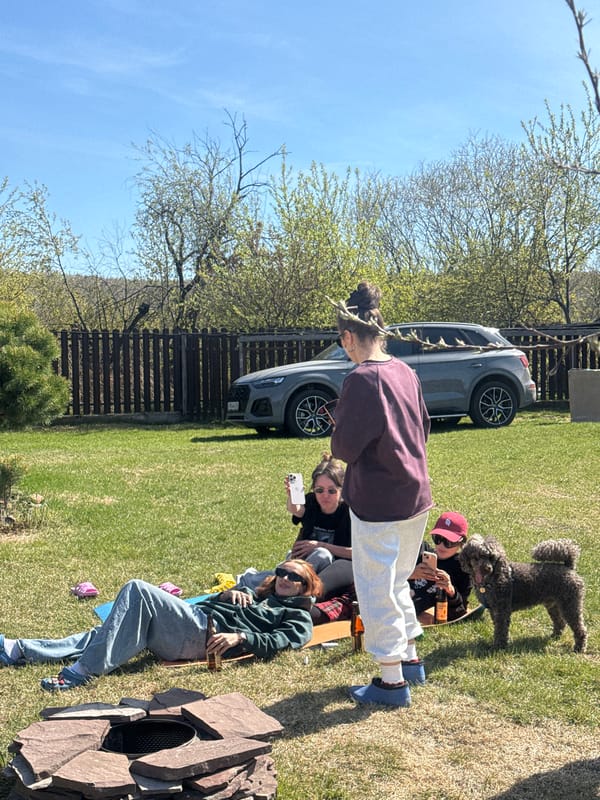 Friends gather for morning picnic in Emel'yanovo yard