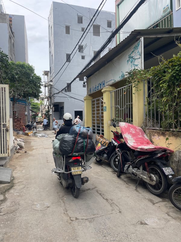 Đà Nẵng street scenes: traffic, demolition, and daily life