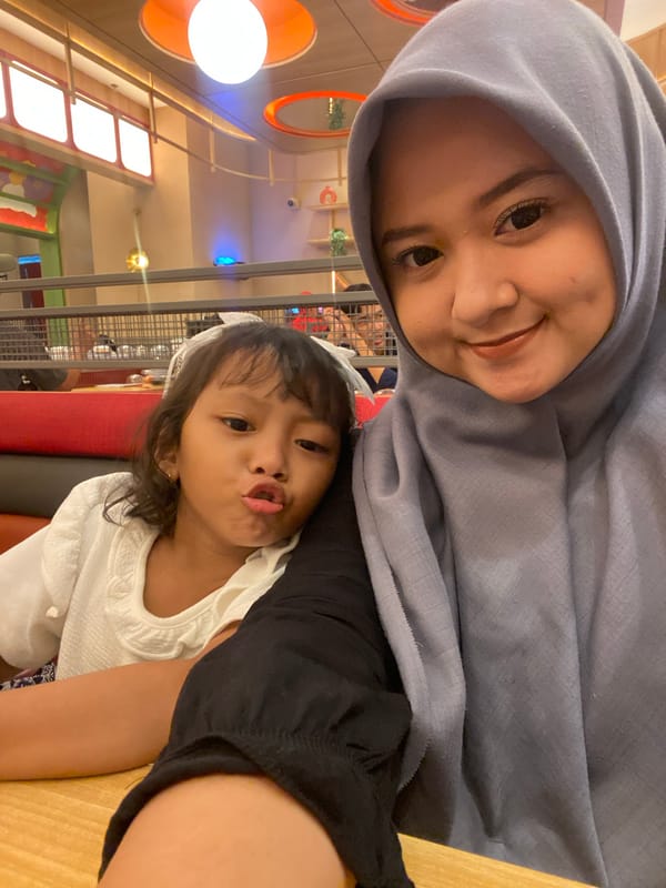 Families dine and shop in Sidoarjo restaurants and mall