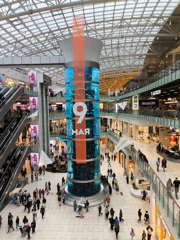 World's tallest cylindrical aquarium documented at Russian shopping mall
