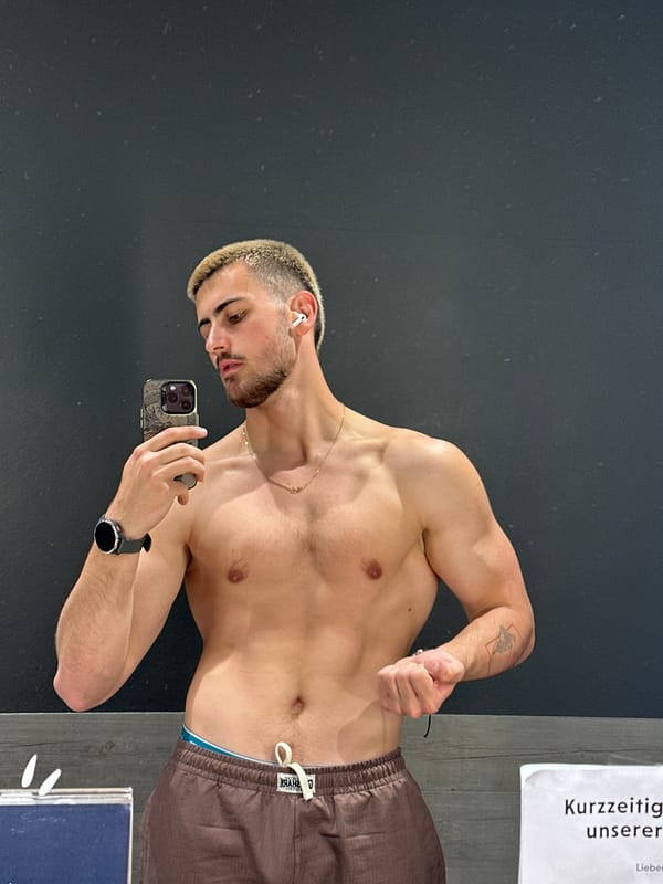 Blonde man performs handstand push-ups at Essen gym