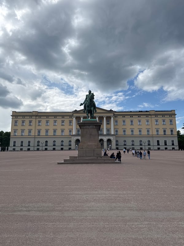 Busy afternoon at Oslo Royal Palace draws crowds, tourists