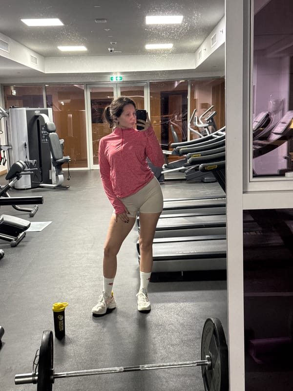 Woman works out, takes selfies at Dubai gym