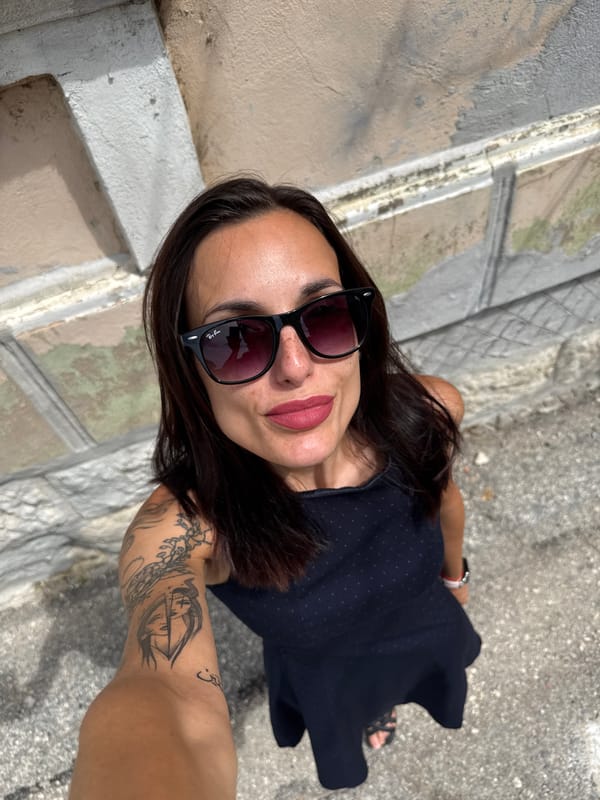 Tattooed woman in polka dot dress spotted around Pleven