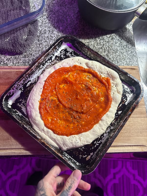 Late-night pizza preparation captured in Buenos Aires