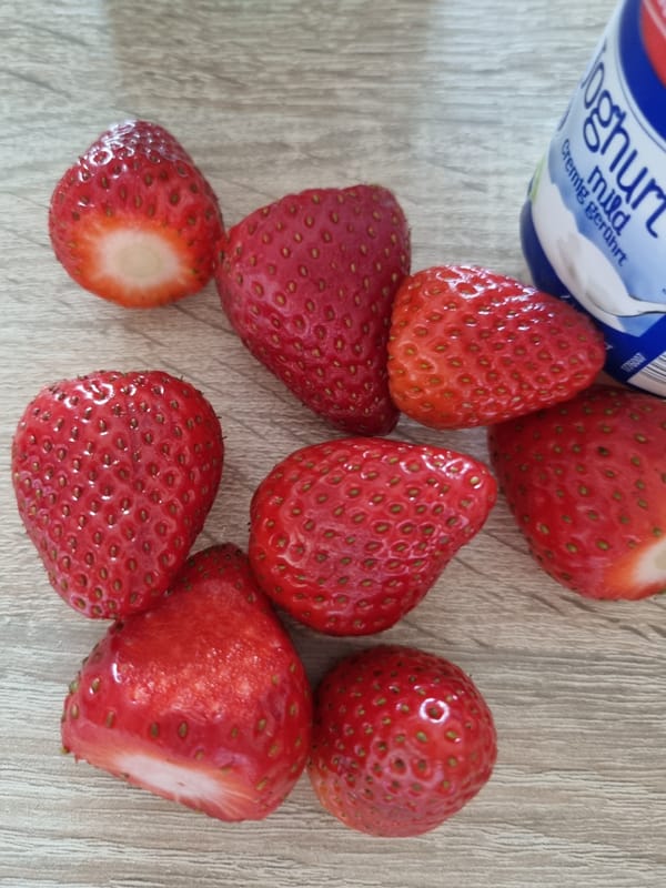Morning still life: strawberries and roses captured in Saarbrücken