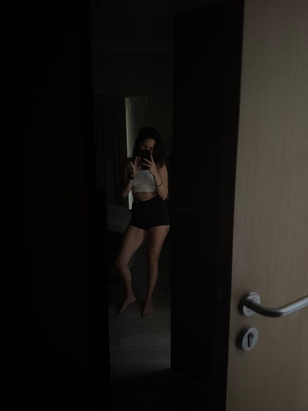 Woman takes bathroom selfie in Dubai mirror